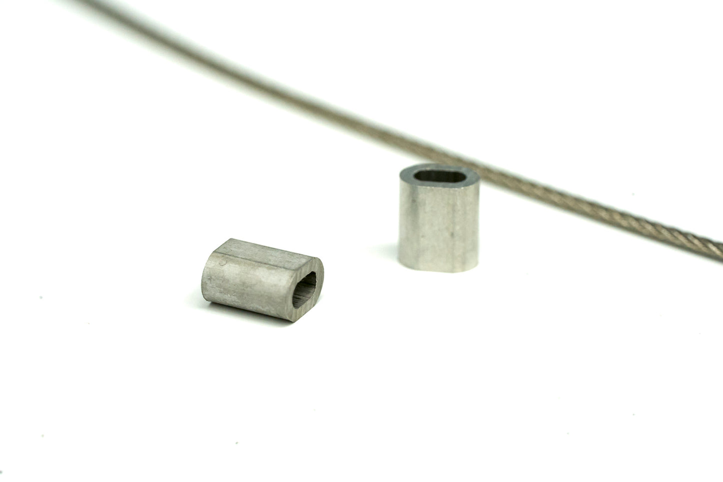 Crimping eyelet for stainless steel cable